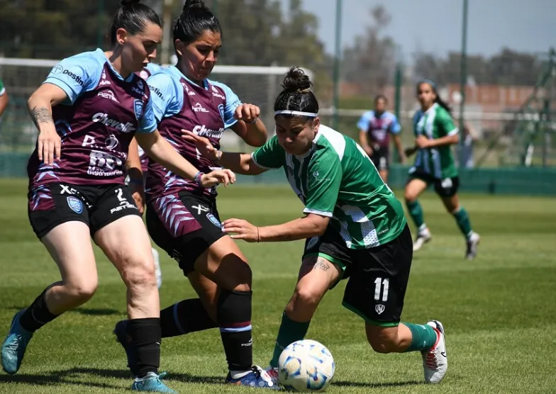 Camioneros le gano a UAI y pasó a la segunda etapa del reducido por el segundo ascenso a la Primera A. (Foto:@camionerosfutbolfem)