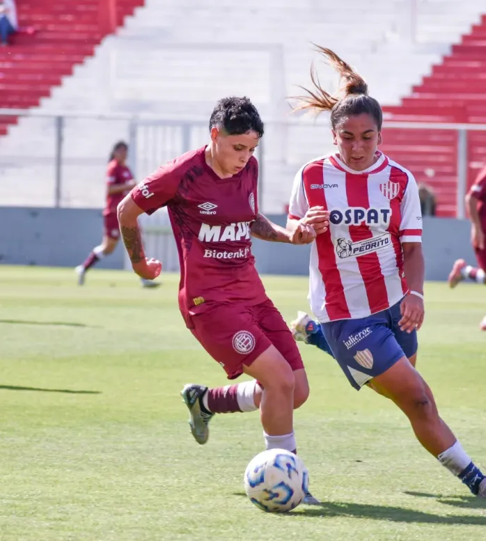 Se define el primer ascenso, este sábado entre Unión y Lanús en Valentín Alsina. (Foto: @sofiabelenph)