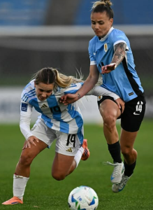 Agostina Holzeier y Alaides Paz las jugadoras del futbol local argentino defendiendo a sus selecciones.