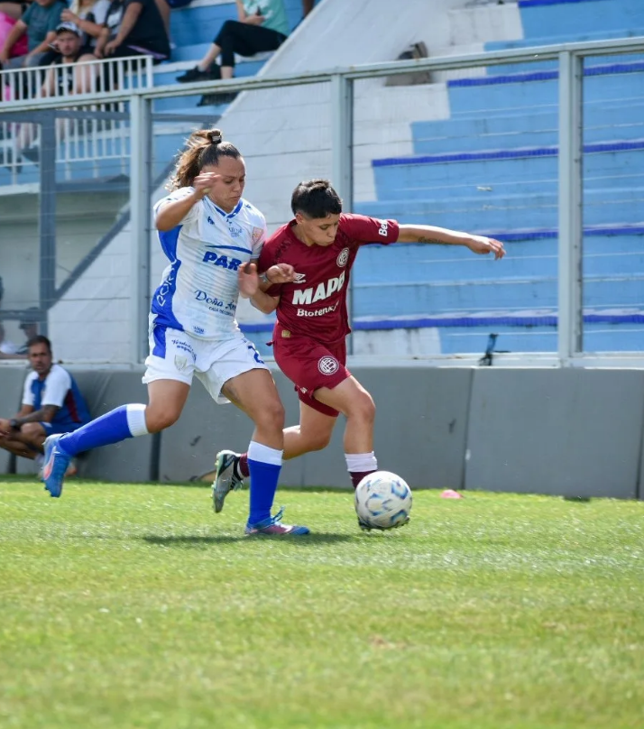 Lanús se impuso 2-0 en el marcador en la ida de semis del Reducido de la Primera B. (Foto: @sofiabelenph)