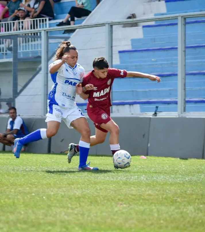 Lanús se impuso 2-0 en el marcador en la ida de semis del Reducido de la Primera B. (Foto: @sofiabelenph)