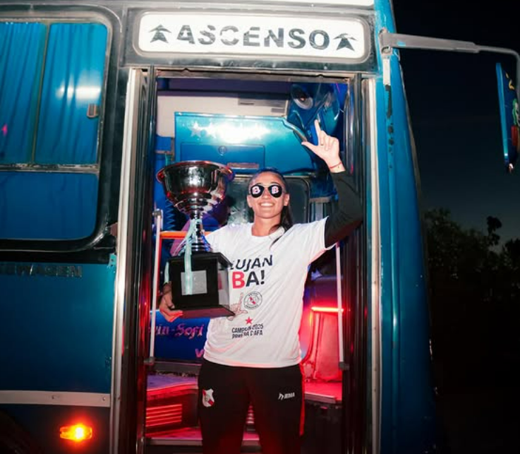 Copa en alto, sonrisa y el cartel que lo dice todo: Luján vuelve a la Primera B.@club.lujan.en.fotos