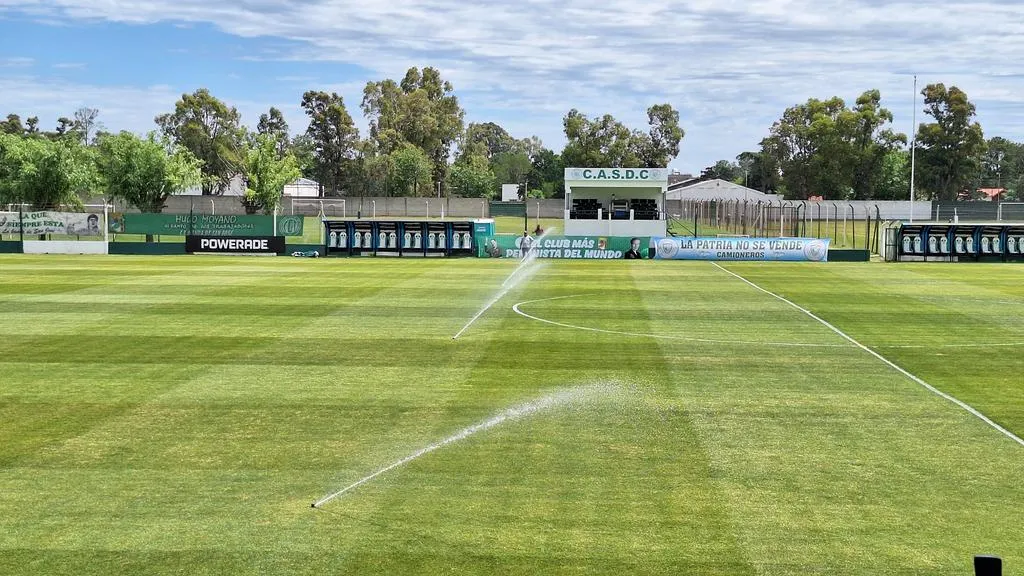 La final de ida por el ascenso a la Primera División se jugará en el estadio Hugo Moyano. (Foto: @casdcamioneros)