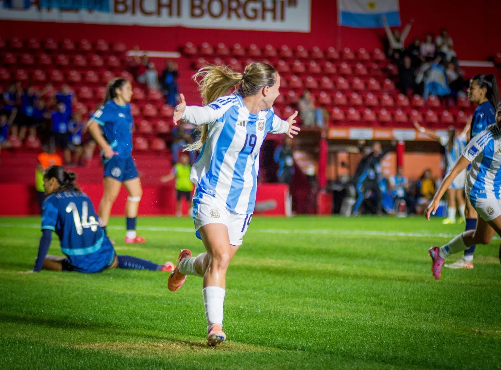 Agos Holzeiher fue autora de uno de los goles para el triunfo de Argentina en su debut en la Liga de Naciones. (Foto: @ph.juanecannataro)