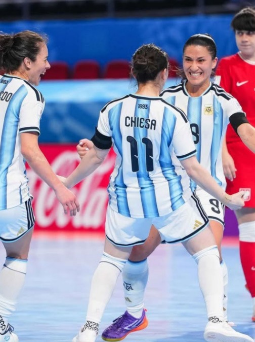 Ontiveros y Chiesa convirtieron dos de los tres goles de Argentina en el triunfo ante Polonia que le dio la clasificación a cuartos del Mundial Femenino de Futsal. (Foto: fifawomensworldcup)