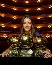 Aitana Bonmat&iacute; pos&oacute; con sus tres Balones de Oro tras la gala de los premios The Best. (Foto: Aitana Bonmat&iacute;)