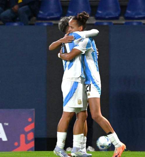 Núñez y Gramaglia festejando el primer gol de Argentina en el último partido de la fase de grupos de la Copa América. (Foto: AFA)